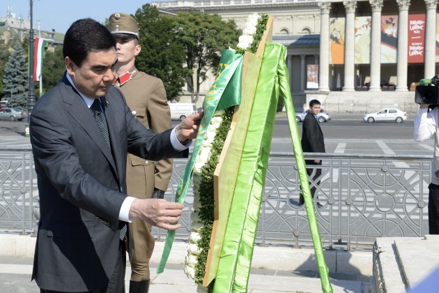 Gurbanguly Berdimukhammedow türkmén államfő koszorút helyez el a Hősök terén MTI Fotó: Soós Lajos