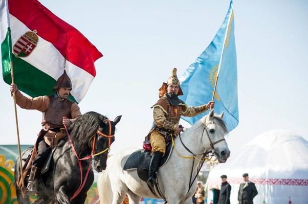 ”Altájtól a Dunáig” nevű ünnepi programon Kazakisztán fővárosában, Asztanában: magyar és kazak zászlós lovas hagyományőrzők
