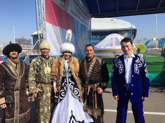 Astana szinpad elött