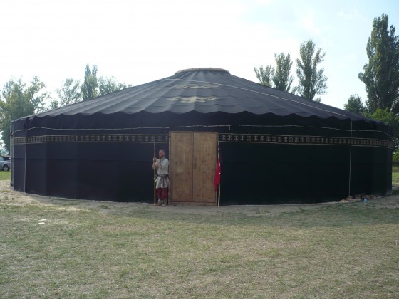 Atilla sátra a kiállítás megnyitója előtt a 2014. évi Kurultájon