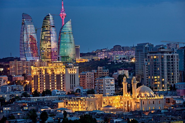 Baku - a régmúlt és a modernitás, háttérben a "Láng Tornyok"