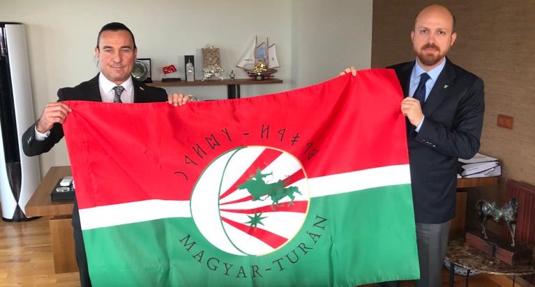 Bilal Erdoğan és Bíró András Zsolt a Magyar Turán Szövetség zászlójával