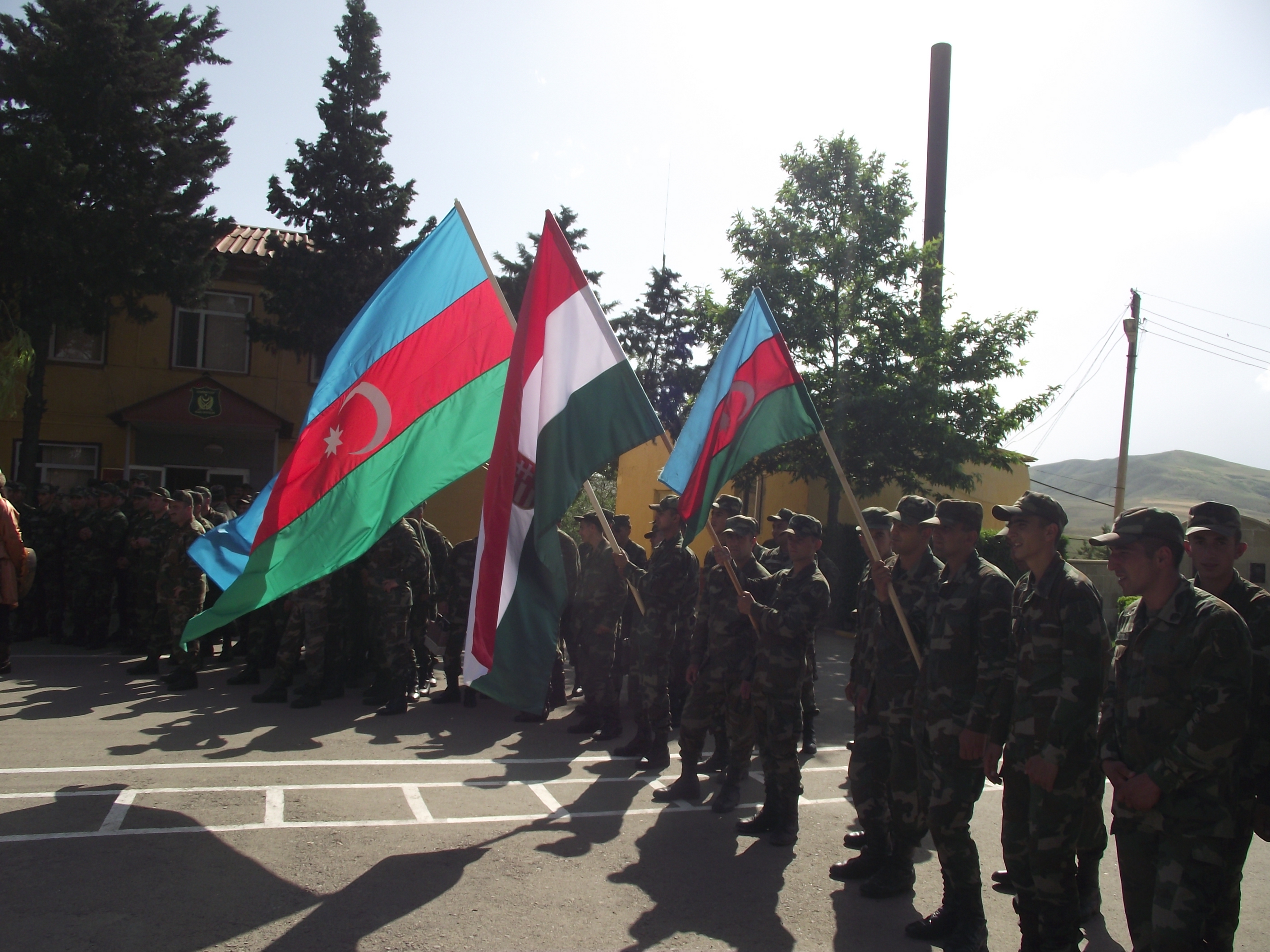 Karabahi határnál gyakorlatozó azerbajdzsán katonák a magyar és az azerbajdzsán zászlóval.