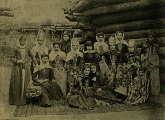 Karacsáj nők (Gróf Zichy Jenő magyar expedíciójának fényképe)
