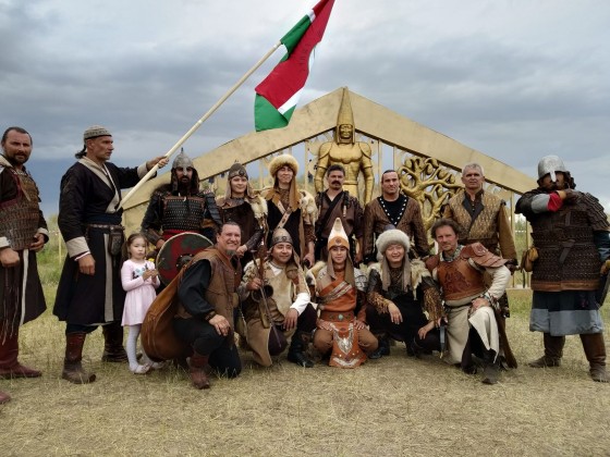 Kopecsni Gábor a Magyar Turán Szövetség csapatával egy 2019-es kazakisztáni hagyományőrző fesztiválon