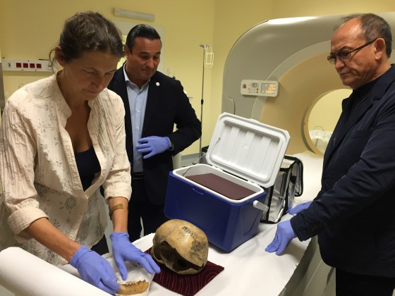 Kustár Ágnes, Bíró András Zsolt antropológusok és Nursan Alimbay igazgató a kazak nemzeti hős koponyájának CT vizsgálatakor