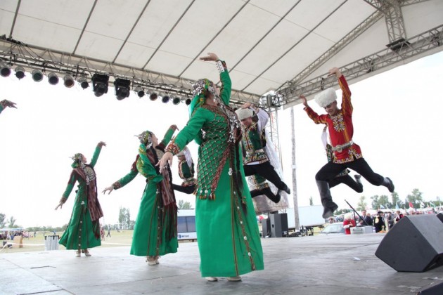 Türkmén tánccsoport a Kurultaj Magyar Törzsi Gyűlésen