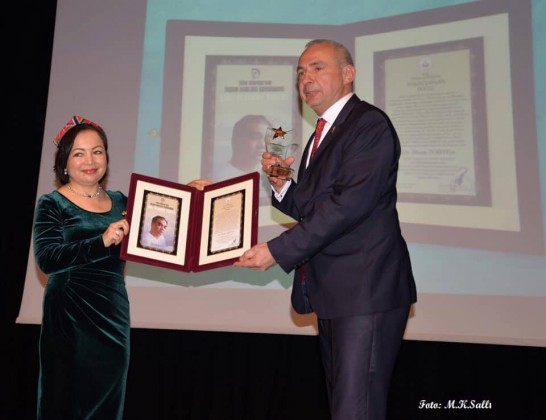 Közhan Yazgan a főszervező alapítvány elnöke  átadja a Turan díjat