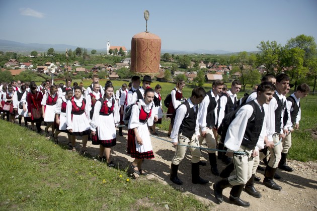 A Labarumot (a hargitai csata hadi-zászlajának emlékére készített méhkas alakú zászló-jelvény) csíki diákok viszik. MTI Fotó: Koszticsák Szilárd