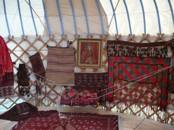 Gazdagon díszített türkmén kiállítási jurta 