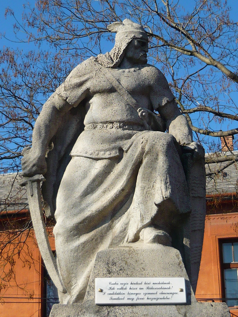 Csaba vezér szobra a Csaba vezér téren, Budapest XVII. kerületében, Rákoscsabán. / Fotó: Vince B. - wikipedia.org