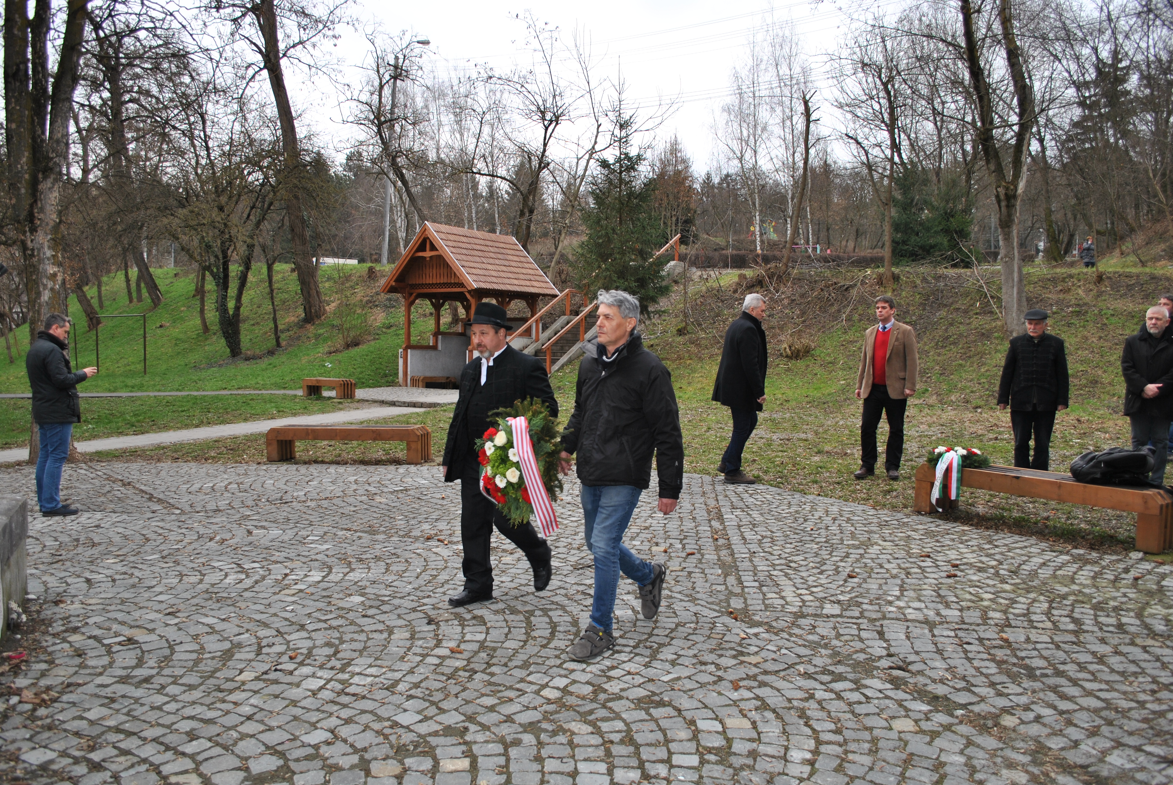 A Magyar Turán Alapítvány koszorújának elhelyezése a marosvásárhelyi székely emlékműnél