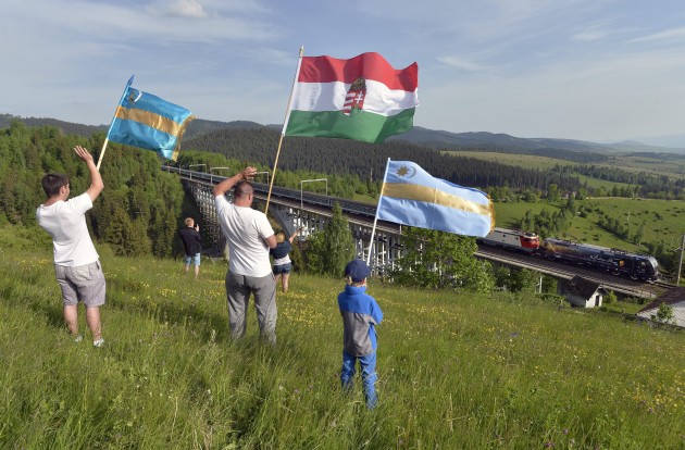 A helyiek üdvözlik a csíksomlyói búcsúba érkező Székely Gyorsot. Fotó: Máthé Zoltán / MTI
