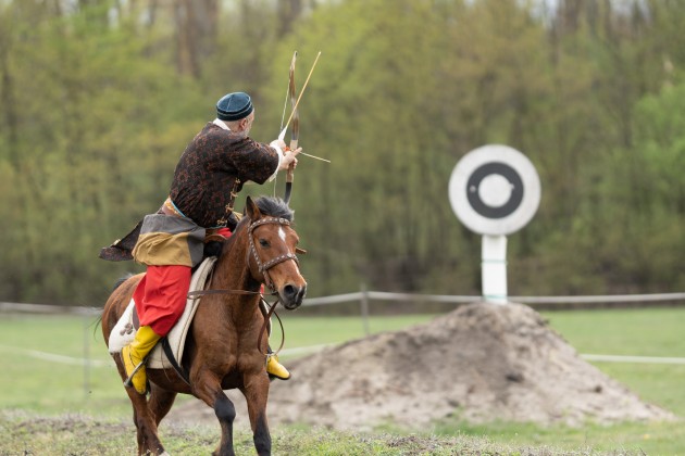 Török lovasíjász versenyző a  Turán Hagyományőrző Sportok Viadalán, az Eredeti Kassai Rendszerű pályán