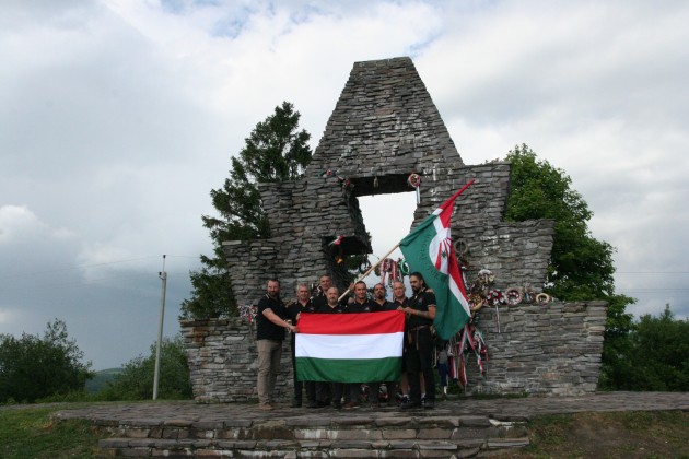 A Magyar Turán csapata a Vereckei emlékműnél