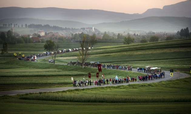 A búcsúra tartó zarándokok Csíkmadaras határában. MTI Fotó: Koszticsák Szilárd