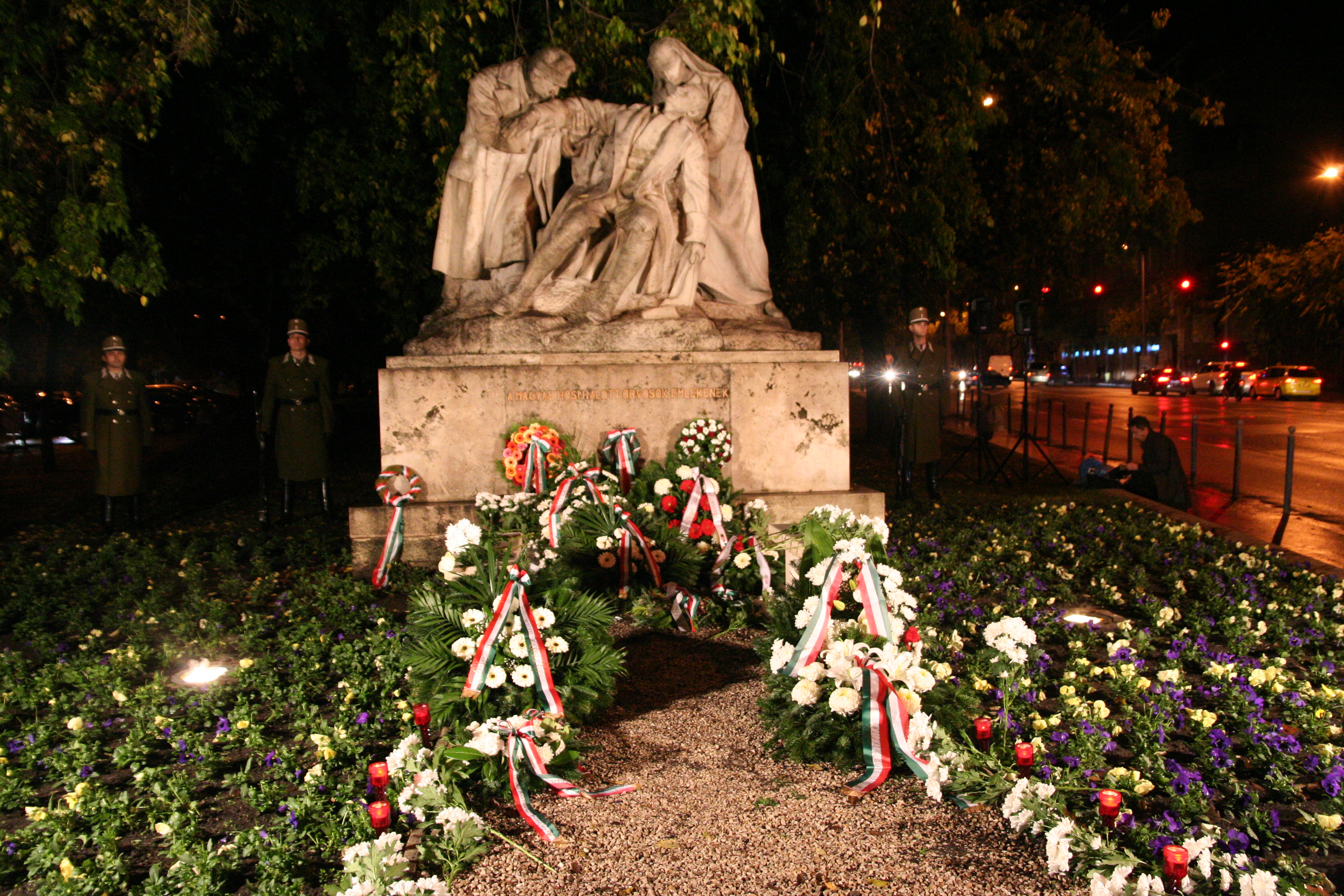 A magyar orvos hősi halottak emlékműve a budapesti Üllői úton