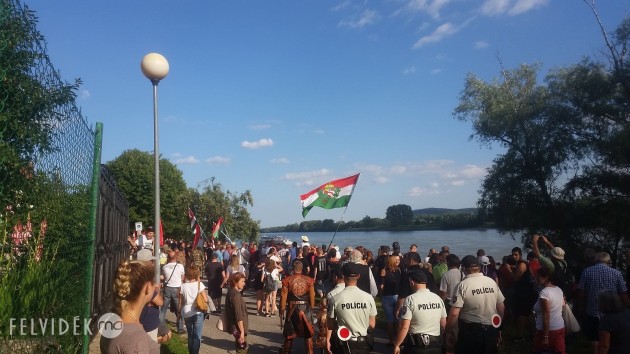 Hagyományőrző rendezvényen a szlovák rendőrök gátolják a magyarok ünneplését / fotó: Felvidék.ma