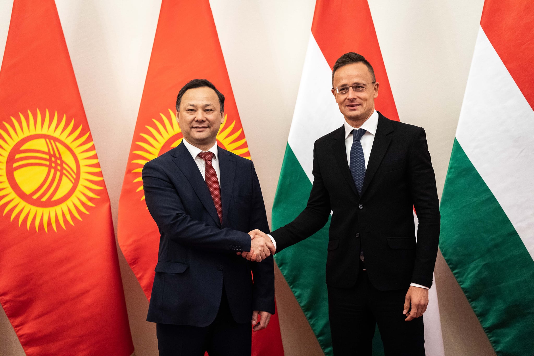 Ruszlan Kazakbajev kirgiz külügyminiszter és Szijjártó Péter külgazdasági és külügyminiszter