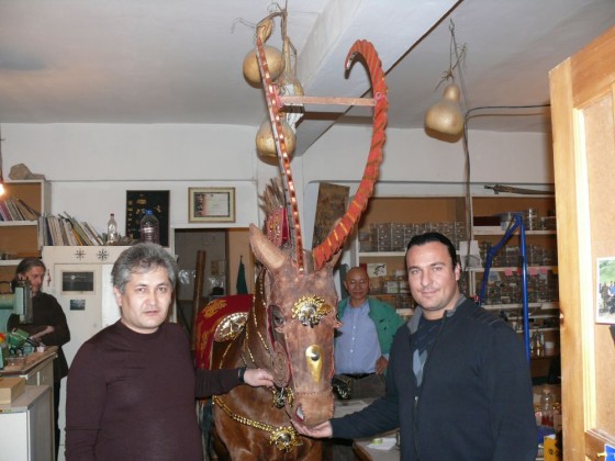 Krym Altynbekov és Bíró András Zsolt – a bereli kurgán egyik eltemetett és feldíszített lovának teljes alakos, valós méretű rekonstrukciójával
