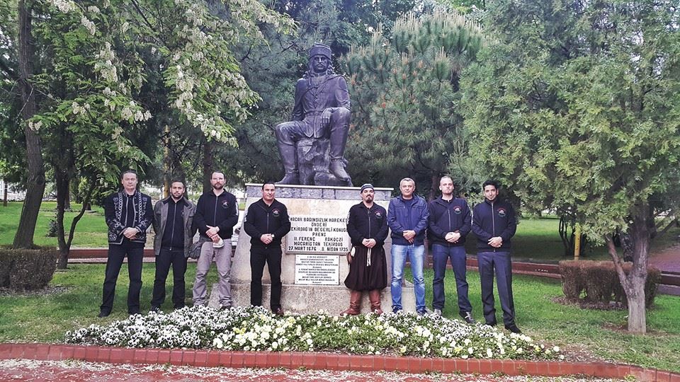 Tekirdaği Rákóczi szobor a Magyar Turán csapatával